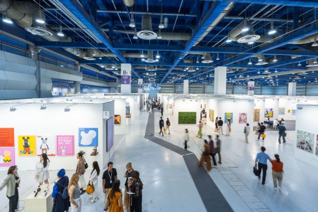 Image of people attending the fair's preview.
